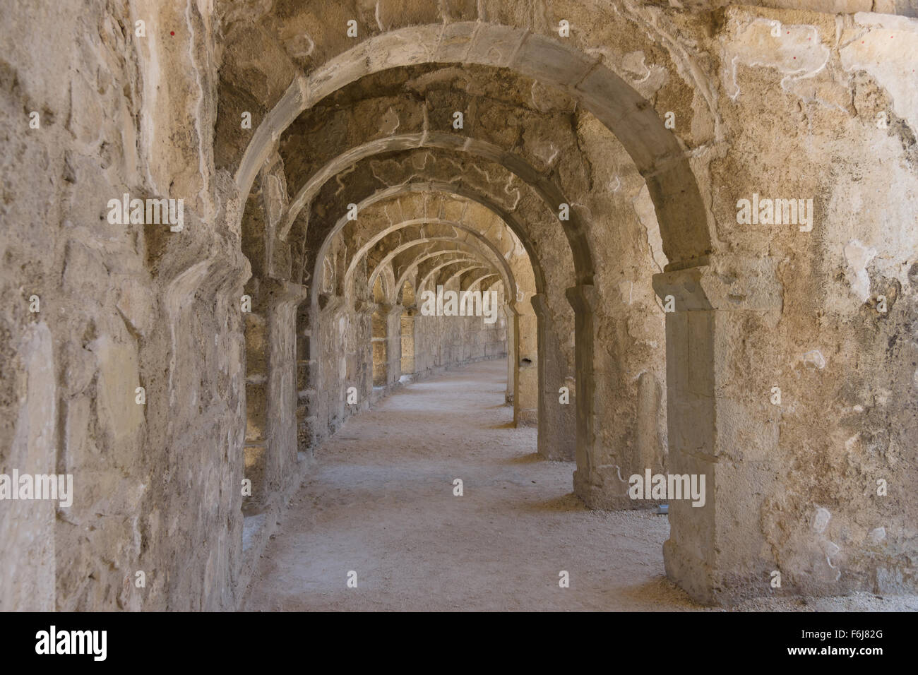 Interne Passagen in der alten römischen Amphitheater von Aspendos. Die Provinz Antalya. Mittelmeerküste der Türkei. Stockfoto