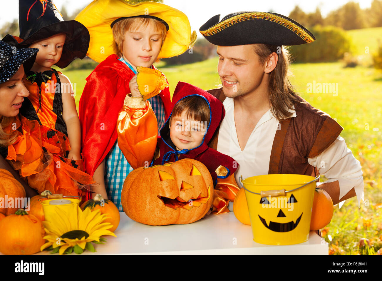 Halloween Kinder und Eltern basteln Kürbislaternen Stockfoto