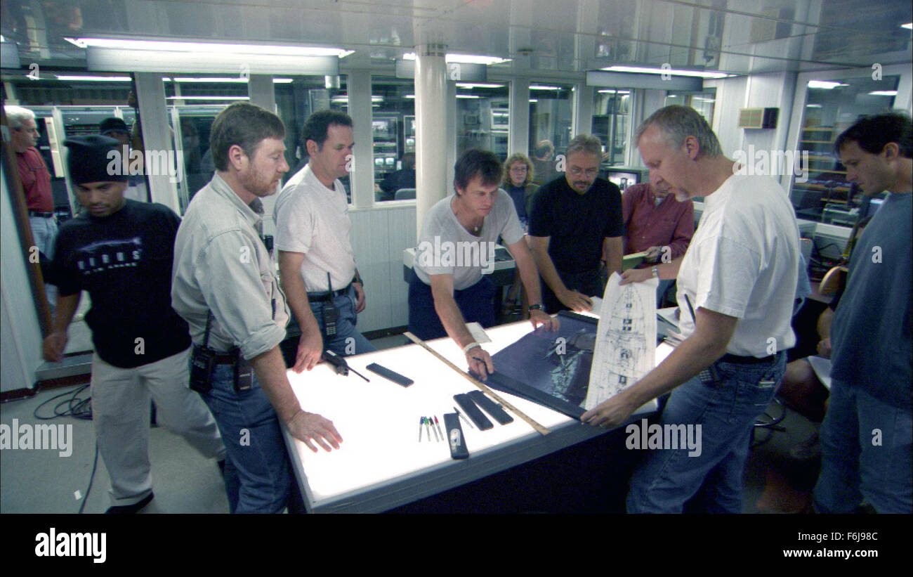 31. März 2003; Hollywood, Kalifornien, USA; JAMES CAMERON als sich BILL PAXTON als selbst und Marine Experten Team/Besetzung von der Familie Dokumentarfilm '' Ghosts of the Abyss'' unter der Regie von James Cameron. Stockfoto