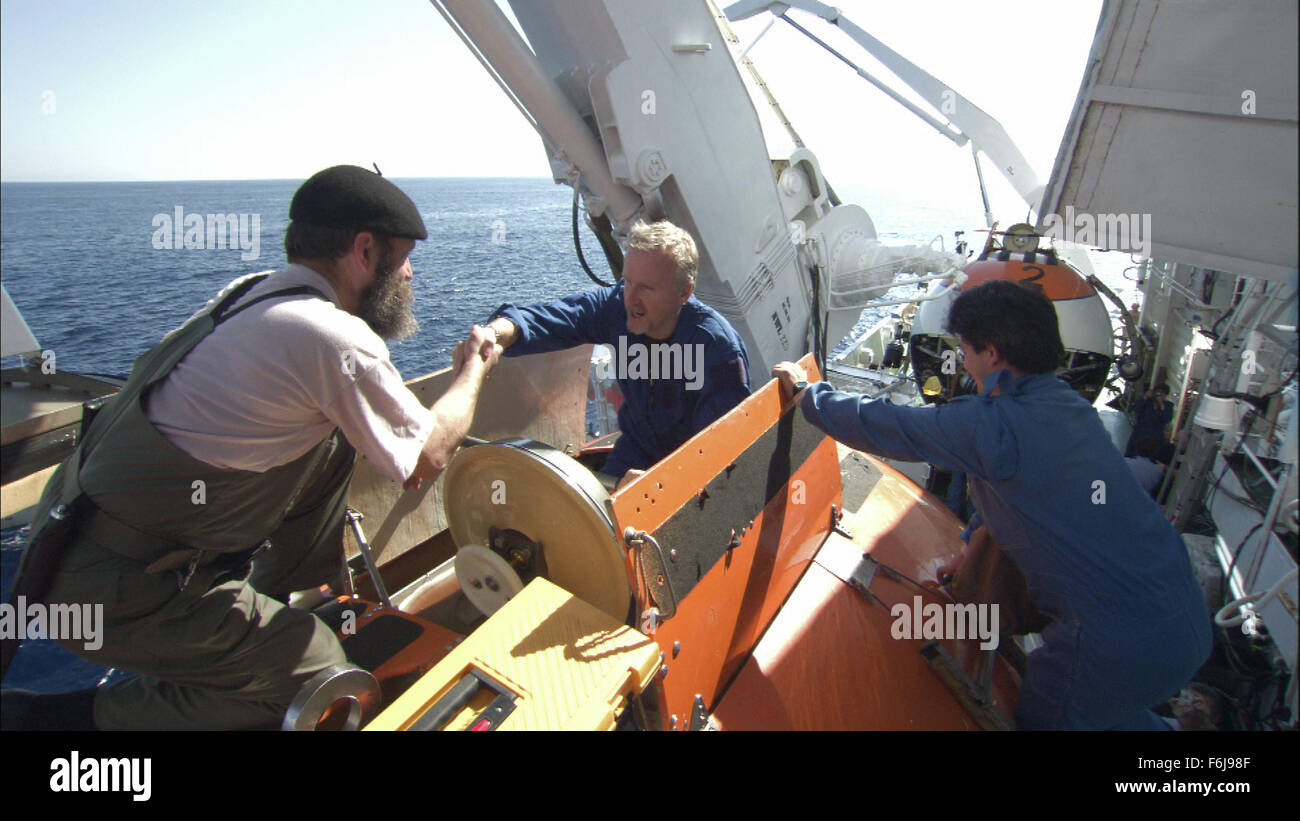31. März 2003; Hollywood, Kalifornien, USA; JAMES CAMERON als selbst mit Marine-Experten-Team/Besetzung von der Familie Dokumentarfilm '' Ghosts of the Abyss'' unter der Regie von James Cameron. Stockfoto