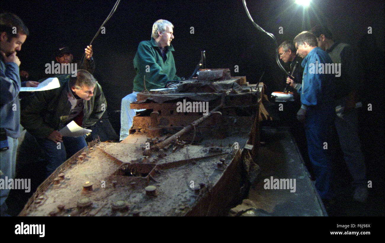31. März 2003; Hollywood, Kalifornien, USA; JAMES CAMERON als selbst mit Marine-Experten-Team/Besetzung von der Familie Dokumentarfilm '' Ghosts of the Abyss'' unter der Regie von James Cameron. Stockfoto