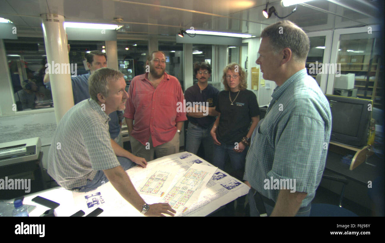 31. März 2003; Hollywood, Kalifornien, USA; JAMES CAMERON als selbst mit Marine-Experten-Team/Besetzung von der Familie Dokumentarfilm '' Ghosts of the Abyss'' unter der Regie von James Cameron. Stockfoto