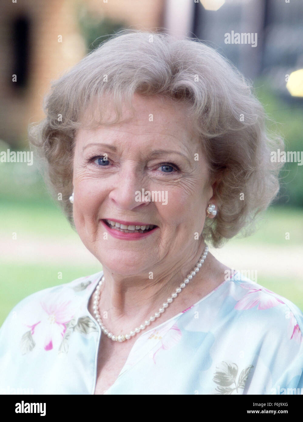 8. April 2003; Hollywood, Kalifornien, USA; Schauspielerin BETTY WHITE stars wie Frau Kline in der Komödie "Bringing Down The House" unter der Regie von Adam Shankman. Stockfoto