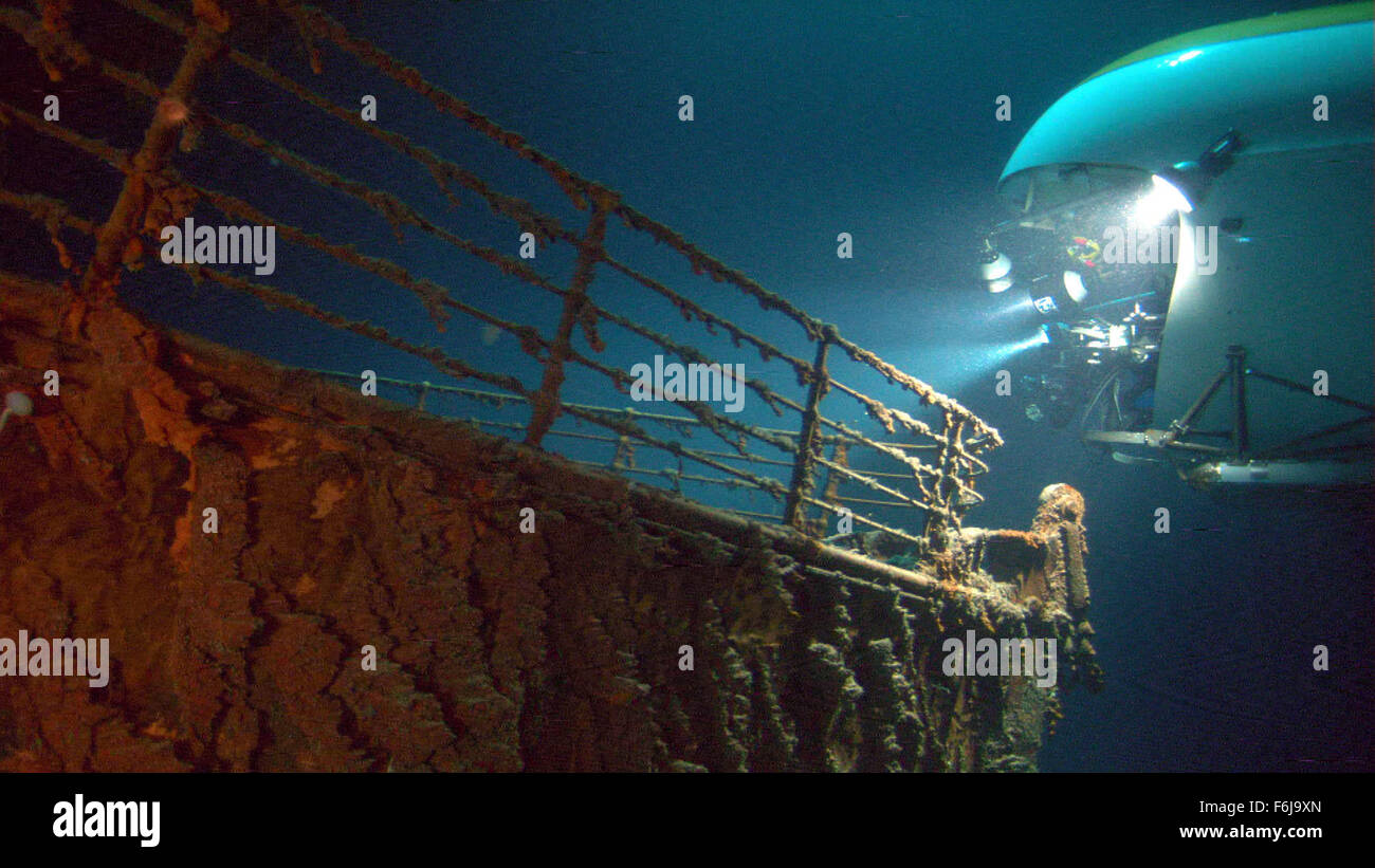 9. April 2003; Toronto, Ontario, Kanada; Kanadische Regisseur James Cameron fühlte mich befreit nach dem Erfolg der Titanic um eine Chance auf ein 3-d-IMAX-Dokumentarfilm über die ''' Geheimnis und Ehrfurcht und Romantik eines Schiffbruchs.'' " Bildunterschrift: EN-ABYSS08. Drei Szenen aus 2003 3-d-IMAV Film Ghosts Of The Abyss. Stockfoto