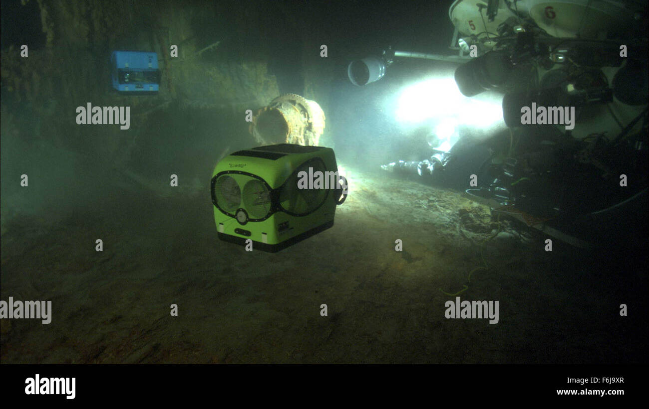9. April 2003; Toronto, Ontario, Kanada; Kanadische Regisseur James Cameron fühlte mich befreit nach dem Erfolg der Titanic um eine Chance auf ein 3-d-IMAX-Dokumentarfilm über die ''' Geheimnis und Ehrfurcht und Romantik eines Schiffbruchs.'' " Bildunterschrift: EN-ABYSS08. Drei Szenen aus 2003 3-d-IMAV Film Ghosts Of The Abyss. Stockfoto