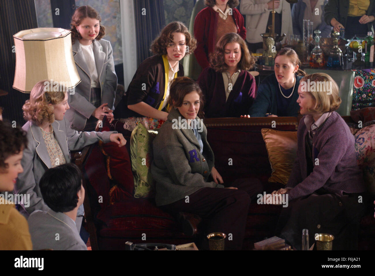 4. Mai 2003; Hollywood, Kalifornien, USA; Schauspielerin JULIA ROBERTS spielt Katherine Watson und JULIA STILES spielt Joan Brandwyn in Newell Mike Drama Komödie "Mona Lisa Smile." Stockfoto