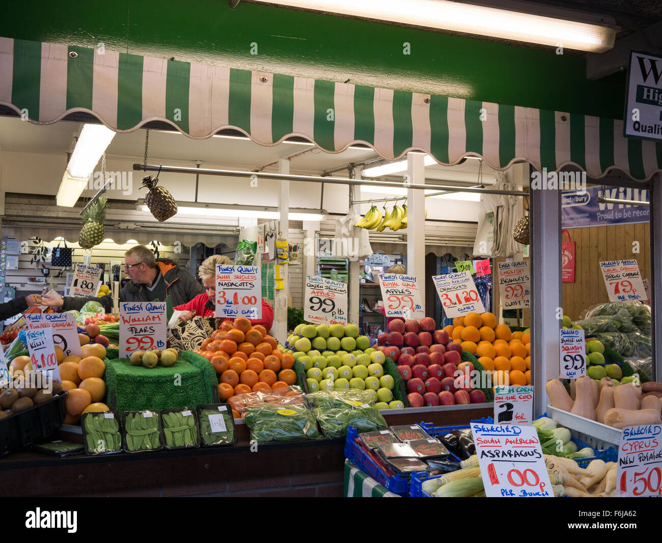 Obst und Gemüse zum Verkauf an einem Marktstand Stockfoto