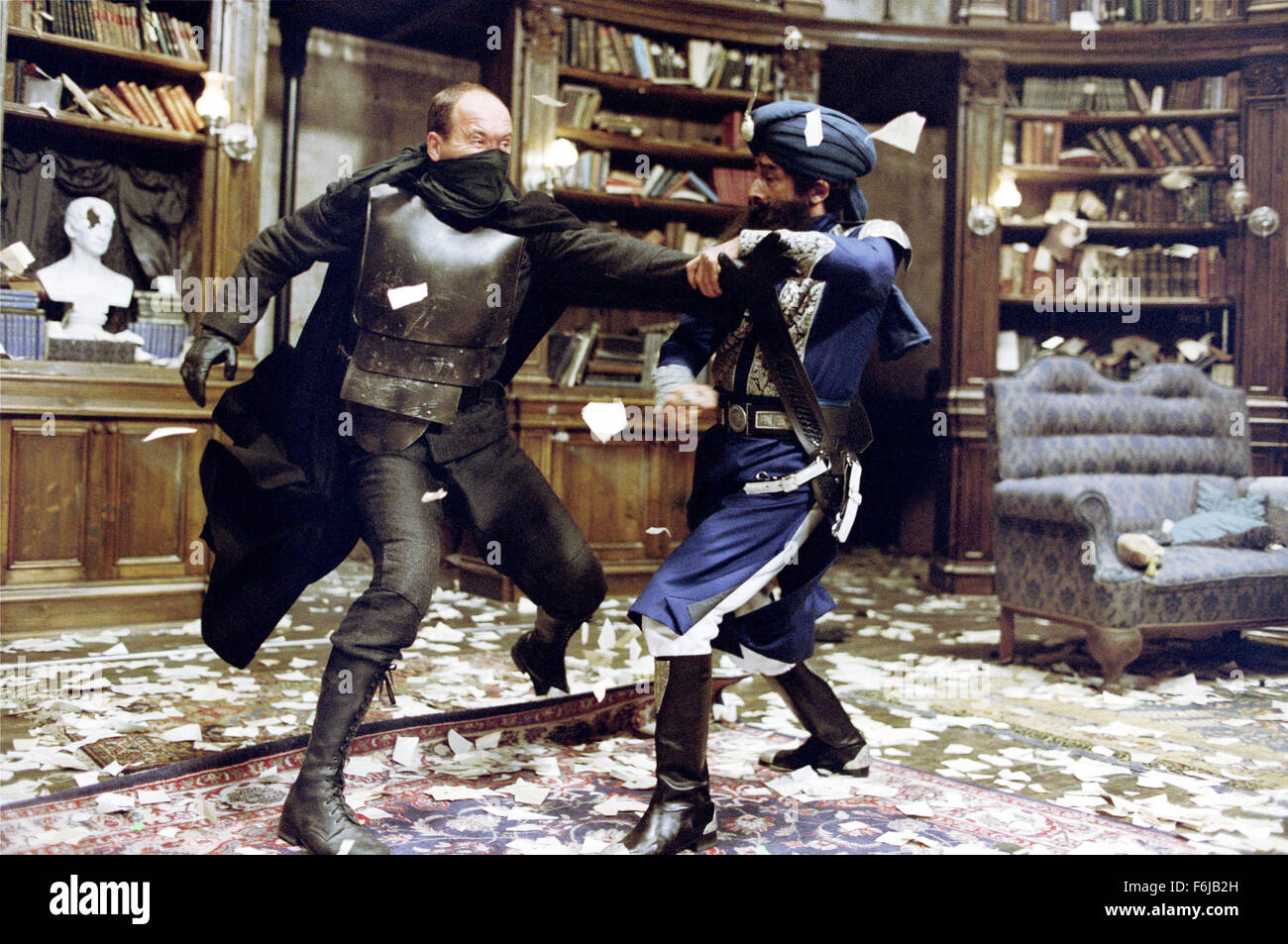 11. Juli 2003; Hollywood, Kalifornien, USA; NASEERUDDIN SHAH (rechts) als Captain Nemo in die Action, Sci-Fi, fantasy '' The League of Extraordinary Gentlemen'' unter der Regie von Stephen Norrington. Stockfoto