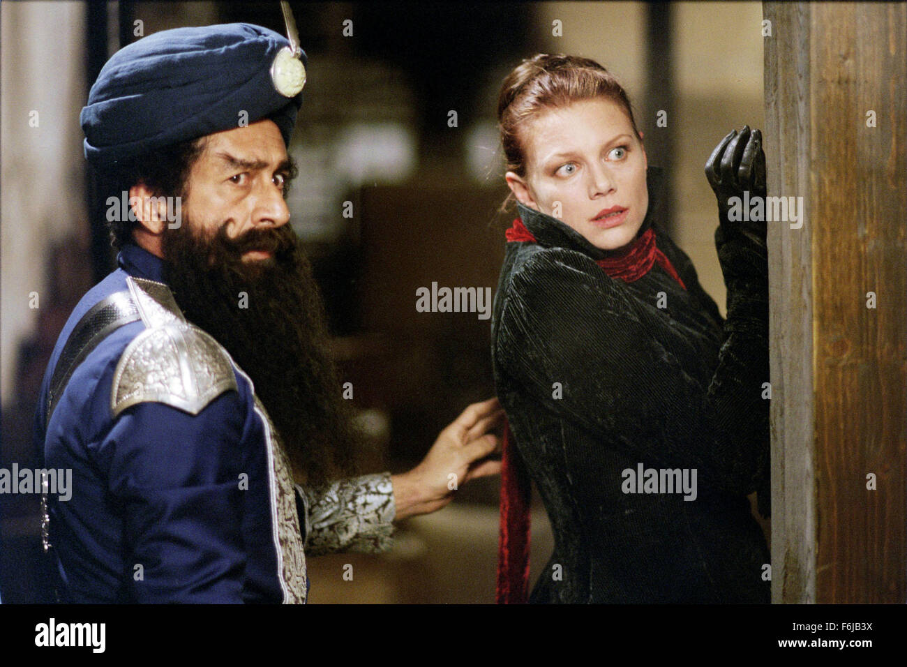 11. Juli 2003; Calgary, AB, Kanada; NASEERUDDIN SHAH und PETA WILSON Stern als Kapitän Nemo und Mina Harker im Sci-Fi Fantasy Actionfilm "The League of Extraordinary Gentlemen" unter der Regie von Stephen Norrington. Stockfoto