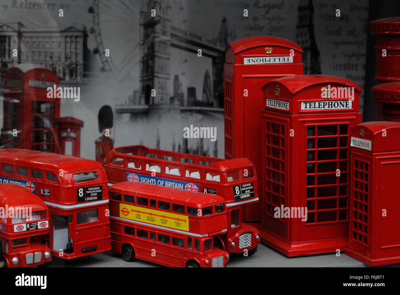 Touristische Souvenirs Darstellung der britischen Design-Klassiker; die rote Telefonzelle und Doppeldeckerbus Routemaster Bus zum Verkauf in London Stockfoto