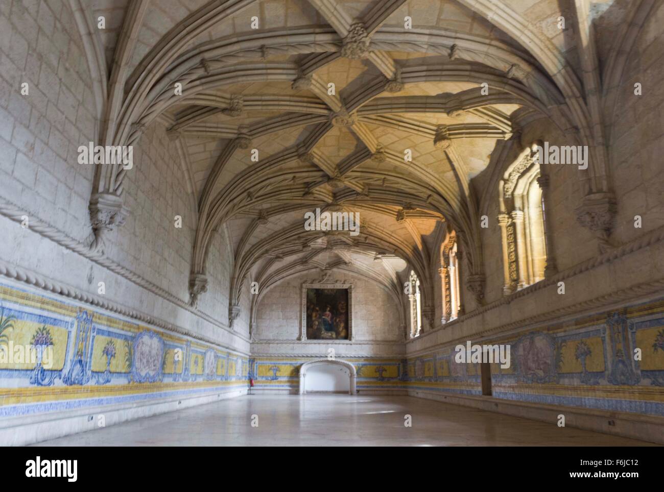 Lissabon, PORTUGAL - 24. Oktober 2014: Zimmereinrichtung des Hieronymus-Kloster in Lissabon, mit gewölbter Decke und Azulejos an der bo Stockfoto