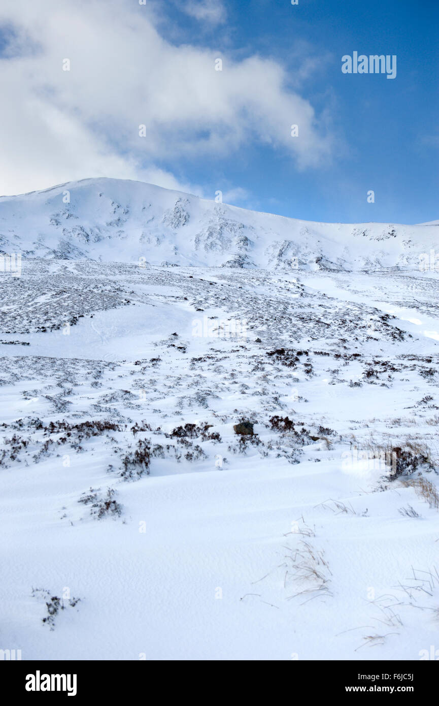 Schöne verschneite Aussicht auf die Berge von Glen Clunie Skizentrum Glen Shee Stockfoto