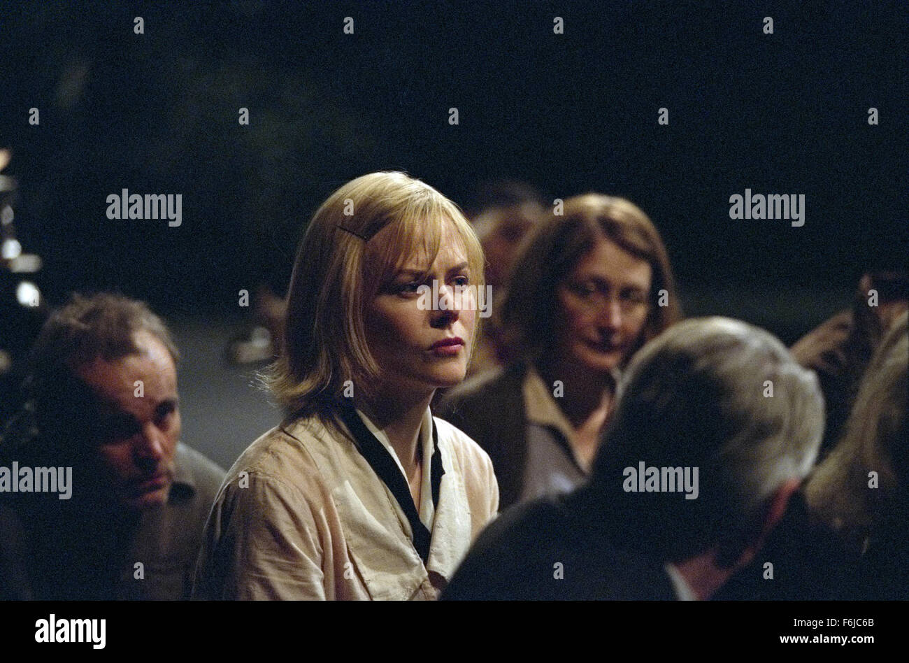 19. Mai 2003; London, England, Vereinigtes Königreich; NICOLE KIDMAN (Mitte) als Grace Mulligan in dem packenden Drama "Dogville" unter der Regie von Lars Von Trier Stockfoto