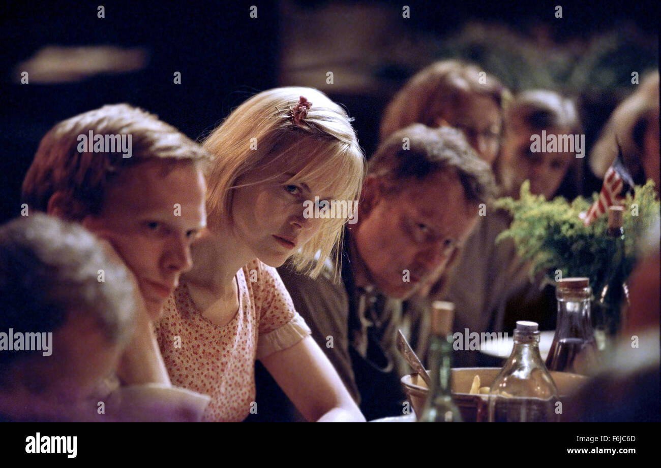 19. Mai 2003; London, England, Vereinigtes Königreich; NICOLE KIDMAN (Mitte) als Grace Mulligan in dem packenden Drama "Dogville" unter der Regie von Lars Von Trier Stockfoto
