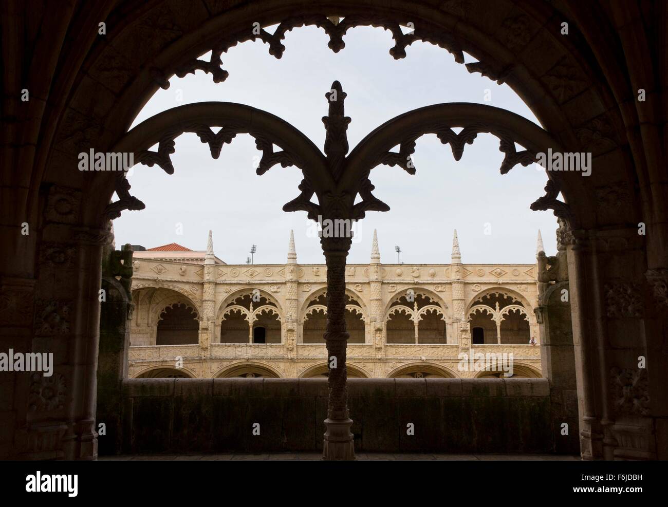 Lissabon, PORTUGAL - 24. Oktober 2014: Verzierten Kreuzgang Bögen im Hieronymus-Kloster in Lissabon Stockfoto