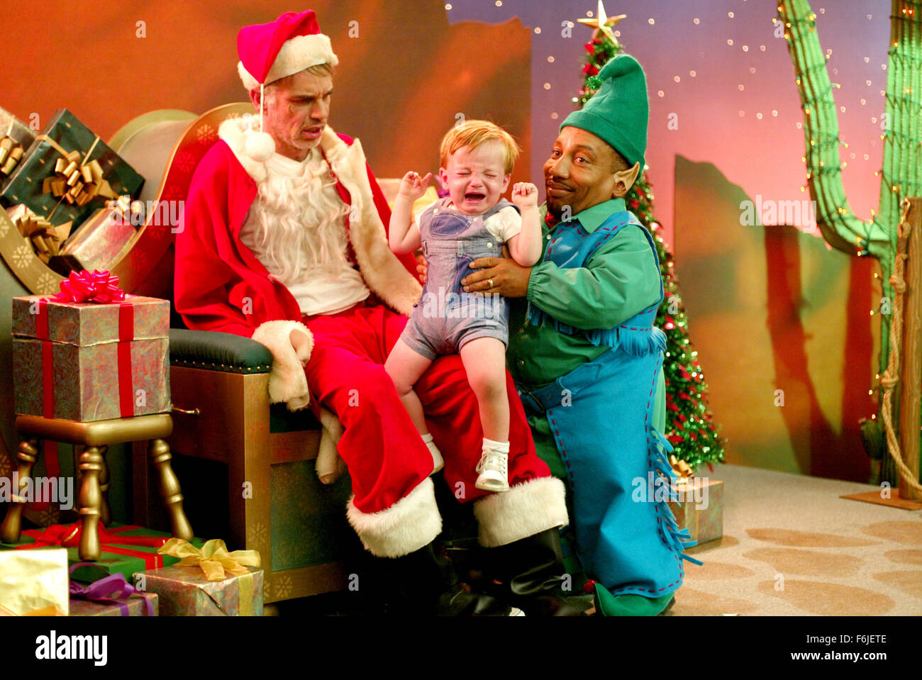 Erscheinungsdatum: 26. November 2003. FILMTITEL: Bad Santa. STUDIO: Dimension Films. PLOT: Eine miserable Hochstapler und seine Partner stellen als Weihnachtsmann und seine kleinen Helfer, Kaufhäuser am Heiligabend zu berauben. Aber sie auf Probleme stoßen, wenn die Hochstapler freundet sich mit einem unruhigen Kind, und der Sicherheit Chef die Handlung entdeckt. Im Bild: BILLY BOB THORNTON als Willie, BERNIE MAC als Gin, TONY COX als Marcus. Stockfoto