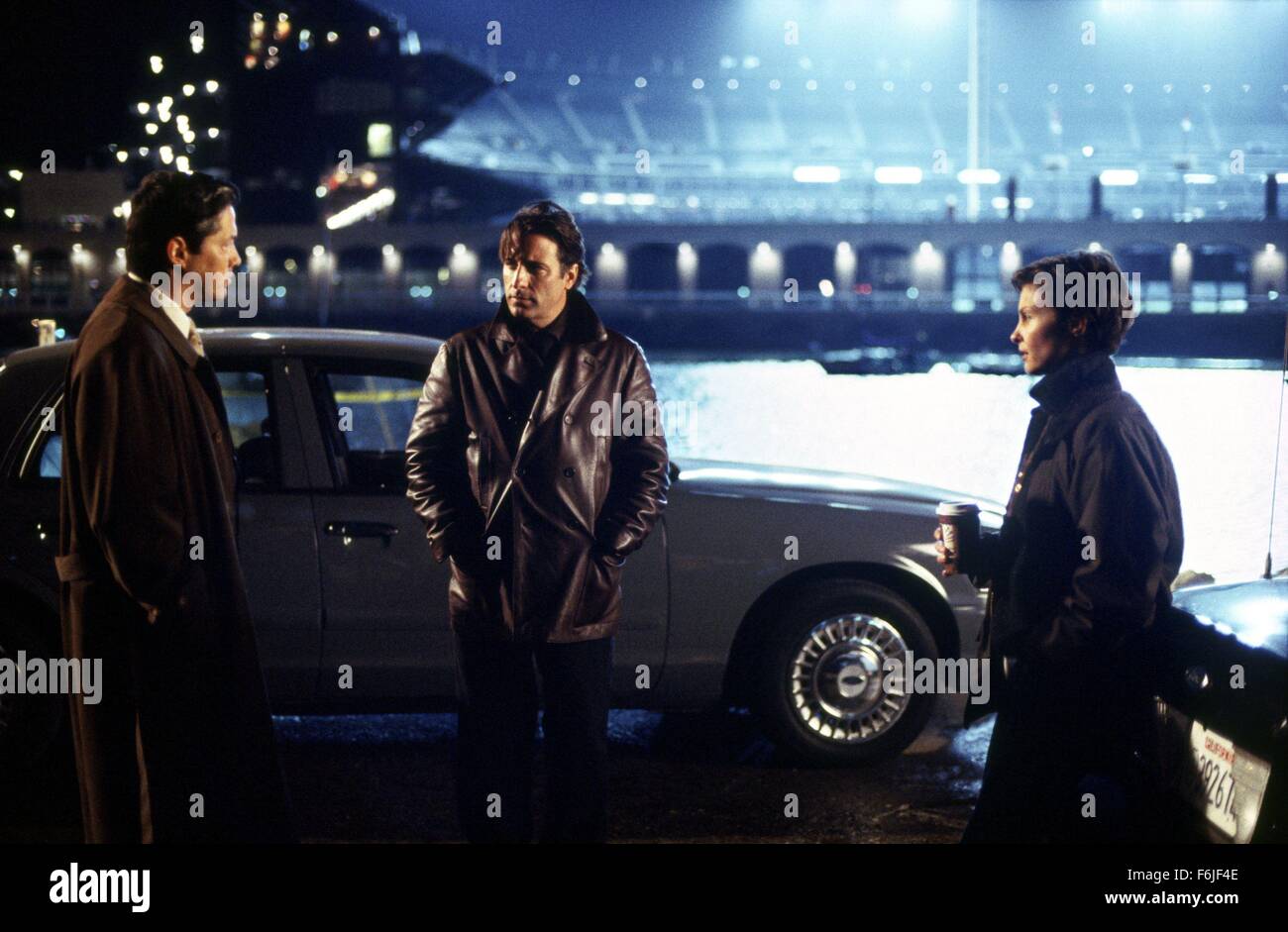 Erscheinungsdatum: 27. Februar 2004. FILMTITEL: verdreht. STUDIO: Paramount Pictures. Grundstück: Jessica, dessen Vater ein Serienmörder war, ist eine Polizistin. Während der Untersuchung eines Mordes, findet sie sich in der Mitte ihrer eigenen Untersuchung bei ihren ehemaligen Liebhaber beginnen sterben um sie herum mit rasender Geschwindigkeit. Im Bild: RUSSELL WONG als Leutnant Tong, ANDY GARCIA als Mike Delmarco und ASHLEY JUDD als Jessica Shepard. Stockfoto