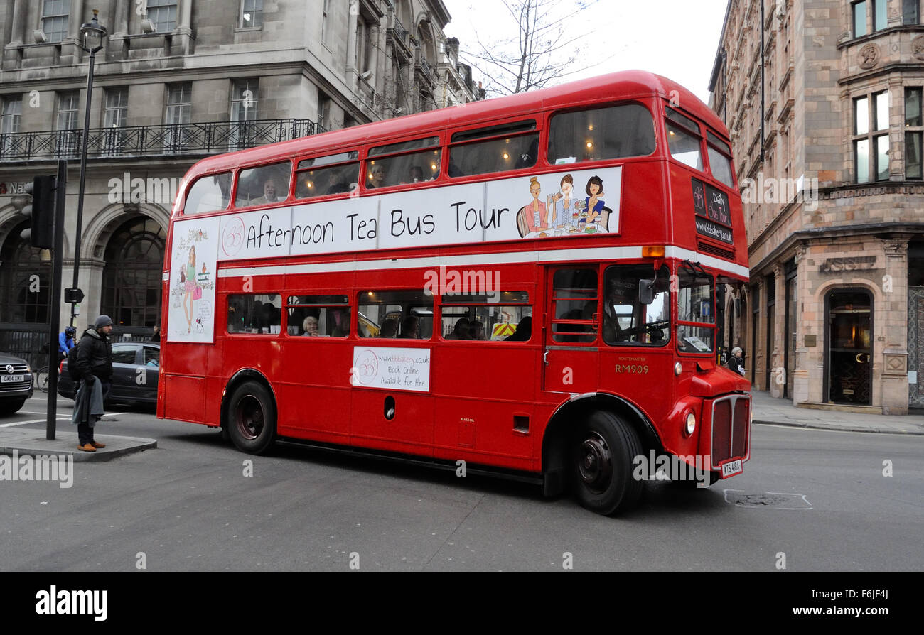 Eine traditionelle BB Routemaster, Oldtimer Doppeldecker-Bus bietet einen Nachmittag Tee Busausflug in Piccadilly, London, England UK Stockfoto
