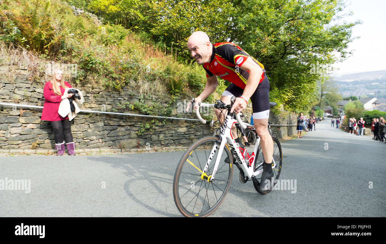 Fahrer bei Radrennen auf The Rake Hügel klettern, Ramsbottom, Lancashire Stockfoto