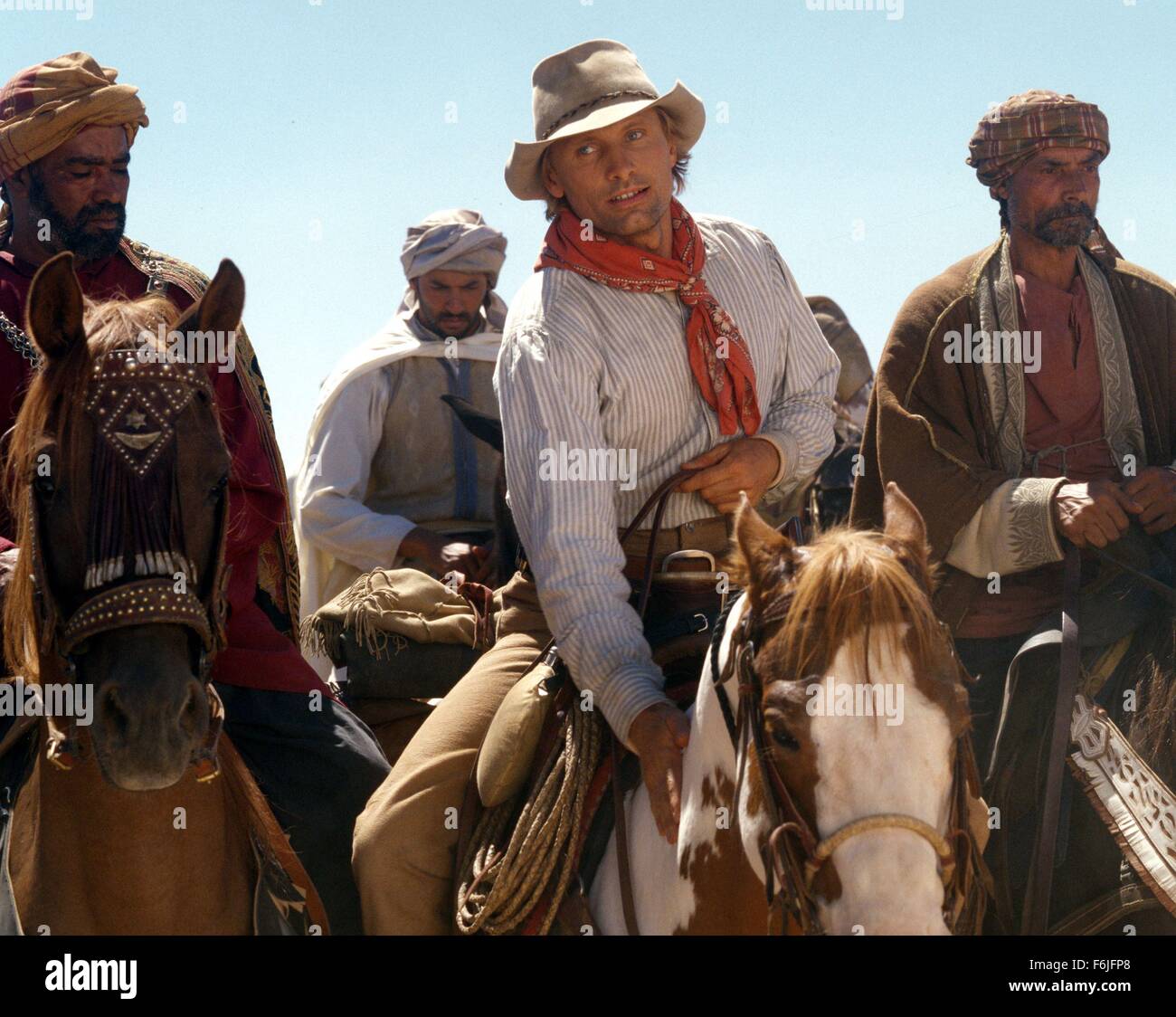 4. März 2004; Hollywood, Kalifornien, USA; Schauspieler VIGGO MORTENSEN (c) stars wie Frank Hopkins in das Action-Adventure "Hidalgo", die Geschichte der Pony-Expresskurier, reist mit seinem Pferd in einen gefährlichen Wettlauf zu konkurrieren. Stockfoto