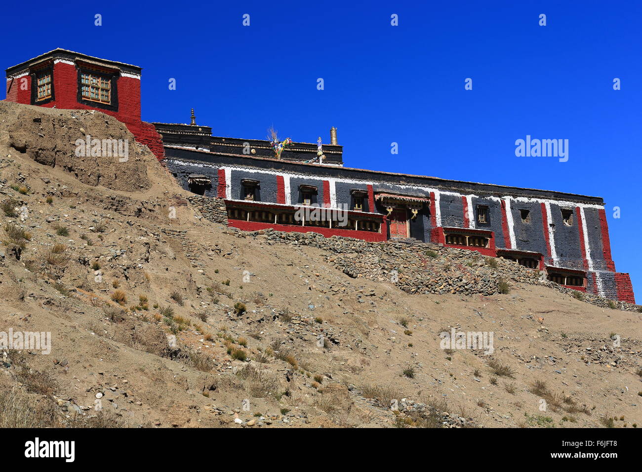 Gebäude mit den grau-rot-weißen Farben der Sakya-grau Boden buddhistischen Sekte aufgrund des geschlossenen Kloster über Chong Chu-Fluss Stockfoto