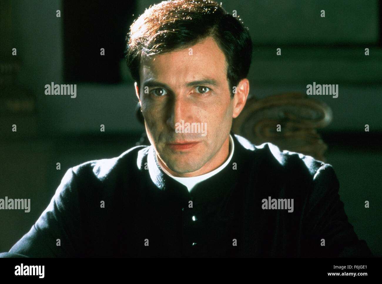 Datum der Freigabe: 5. September 2004. FILMTITEL: Schlechte Erziehung. STUDIO: El Deseo S.A. PLOT: In den frühen 60er Jahren, zwei jungen - Ignacio und Enrique - entdecken Sie Liebe, Filme und eine christliche Schule in Angst. Vater Manolo, der Schulleiter und Literaturlehrerin, beide Zeugen und beteiligt sich an diese Entdeckungen. Die drei Charaktere kommen gegeneinander zweimal wieder in den späten 70er Jahren und im Jahr 1980. Diese treffen sollen das Leben und den Tod von einigen von ihnen zu ändern. IM BILD:. Stockfoto