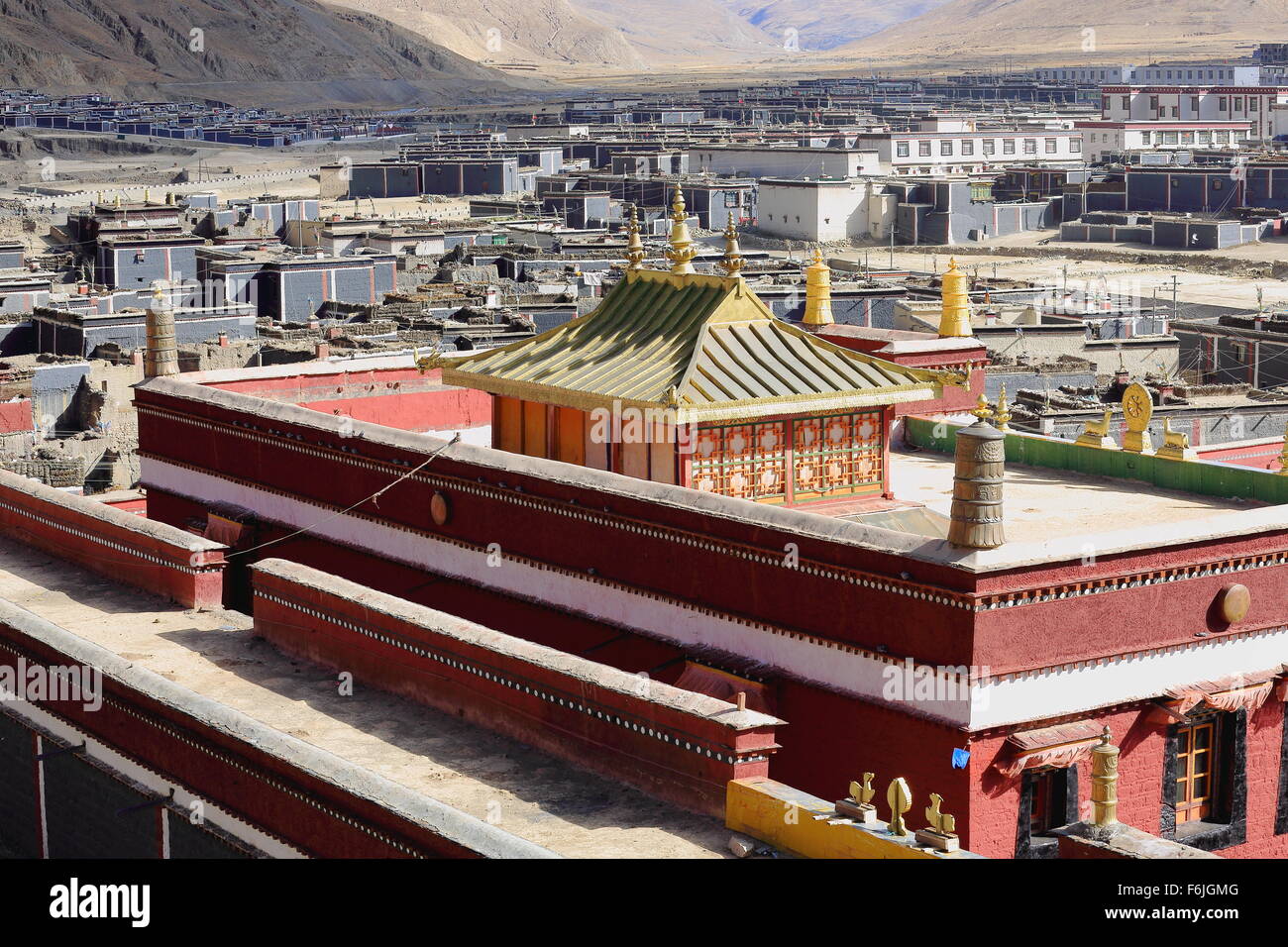 Rot-grau-weiß bemalte Gebäude der Stadt und moderne Tempel auf dem Gelände der alten Nord-Sitz des Klosters. Sakya-Tibet. Stockfoto