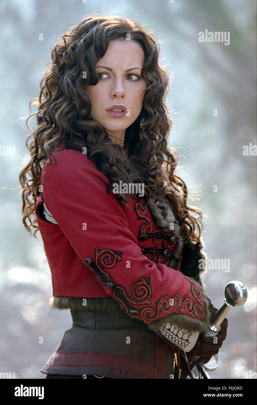 Erscheinungsdatum: 7. Mai 2004. FILMTITEL: Van Helsing. STUDIO: Universal Pictures. PLOT: Van Helsing ist in der Welt, alles Böse zu befreien, auch wenn nicht jeder mit ihm zustimmt. Der Vatikan schicken die Monsterjäger und sein Verbündeter, Carl nach Transsylvanien. Sie haben zu diesem Land geschickt, um die mächtigen Grafen Dracula zu stoppen. Während sie hier beitreten genannt Kräfte mit einem Zigeuner Prinzessin Anna Valerious, die entschlossen ist, um einen uralten Fluch auf ihre Familie zu beenden, durch die Zerstörung des Vampirs. Sie wissen nur nicht wie!. Bild: KATE BECKINSALE stars wie Anna Valerious. Stockfoto