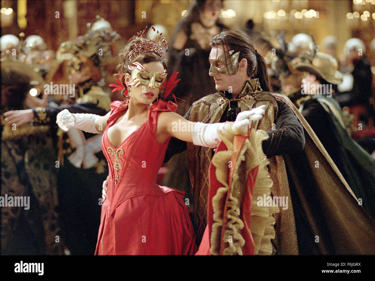 Erscheinungsdatum: 7. Mai 2004. FILMTITEL: Van Helsing. STUDIO: Universal Pictures. PLOT: Van Helsing ist in der Welt, alles Böse zu befreien, auch wenn nicht jeder mit ihm zustimmt. Der Vatikan schicken die Monsterjäger und sein Verbündeter, Carl nach Transsylvanien. Sie haben zu diesem Land geschickt, um die mächtigen Grafen Dracula zu stoppen. Während sie hier beitreten genannt Kräfte mit einem Zigeuner Prinzessin Anna Valerious, die entschlossen ist, um einen uralten Fluch auf ihre Familie zu beenden, durch die Zerstörung des Vampirs. Sie wissen nur nicht wie!. Im Bild: KATE BECKINSALE als Anna Valerious und RICHARD ROXBURGH als Graf Dracula. Stockfoto