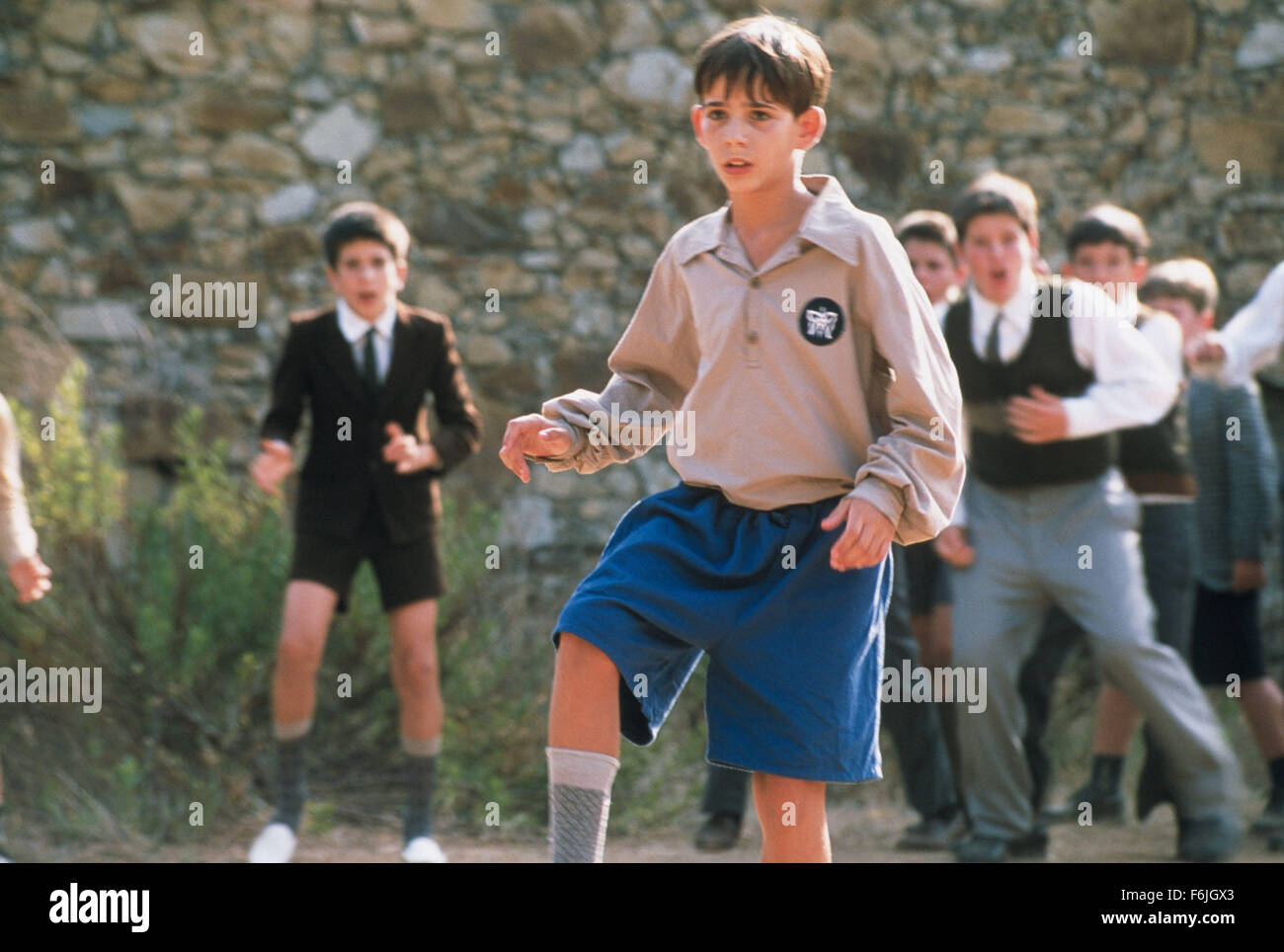 Datum der Freigabe: 5. September 2004. FILMTITEL: Schlechte Erziehung. STUDIO: El Deseo S.A. PLOT: In den frühen 60er Jahren, zwei jungen - Ignacio und Enrique - entdecken Sie Liebe, Filme und eine christliche Schule in Angst. Vater Manolo, der Schulleiter und Literaturlehrerin, beide Zeugen und beteiligt sich an diese Entdeckungen. Die drei Charaktere kommen gegeneinander zweimal wieder in den späten 70er Jahren und im Jahr 1980. Diese treffen sollen das Leben und den Tod von einigen von ihnen zu ändern. IM BILD:. Stockfoto