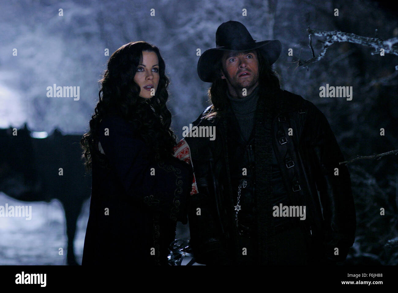 Erscheinungsdatum: 7. Mai 2004. FILMTITEL: Van Helsing. STUDIO: Universal Pictures. PLOT: Van Helsing ist in der Welt, alles Böse zu befreien, auch wenn nicht jeder mit ihm zustimmt. Der Vatikan schicken die Monsterjäger und sein Verbündeter, Carl nach Transsylvanien. Sie haben zu diesem Land geschickt, um die mächtigen Grafen Dracula zu stoppen. Während sie hier beitreten genannt Kräfte mit einem Zigeuner Prinzessin Anna Valerious, die entschlossen ist, um einen uralten Fluch auf ihre Familie zu beenden, durch die Zerstörung des Vampirs. Sie wissen nur nicht wie!. Bild: HUGH JACKMAN stars wie Van Helsing und KATE BECKINSALE als Anna Valerious. Stockfoto