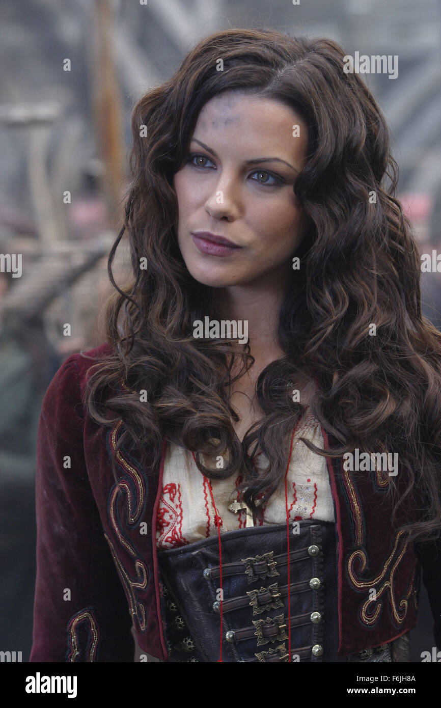 Erscheinungsdatum: 7. Mai 2004. FILMTITEL: Van Helsing. STUDIO: Universal Pictures. PLOT: Van Helsing ist in der Welt, alles Böse zu befreien, auch wenn nicht jeder mit ihm zustimmt. Der Vatikan schicken die Monsterjäger und sein Verbündeter, Carl nach Transsylvanien. Sie haben zu diesem Land geschickt, um die mächtigen Grafen Dracula zu stoppen. Während sie hier beitreten genannt Kräfte mit einem Zigeuner Prinzessin Anna Valerious, die entschlossen ist, um einen uralten Fluch auf ihre Familie zu beenden, durch die Zerstörung des Vampirs. Sie wissen nur nicht wie!. Bild: KATE BECKINSALE stars wie Anna Valerious. Stockfoto