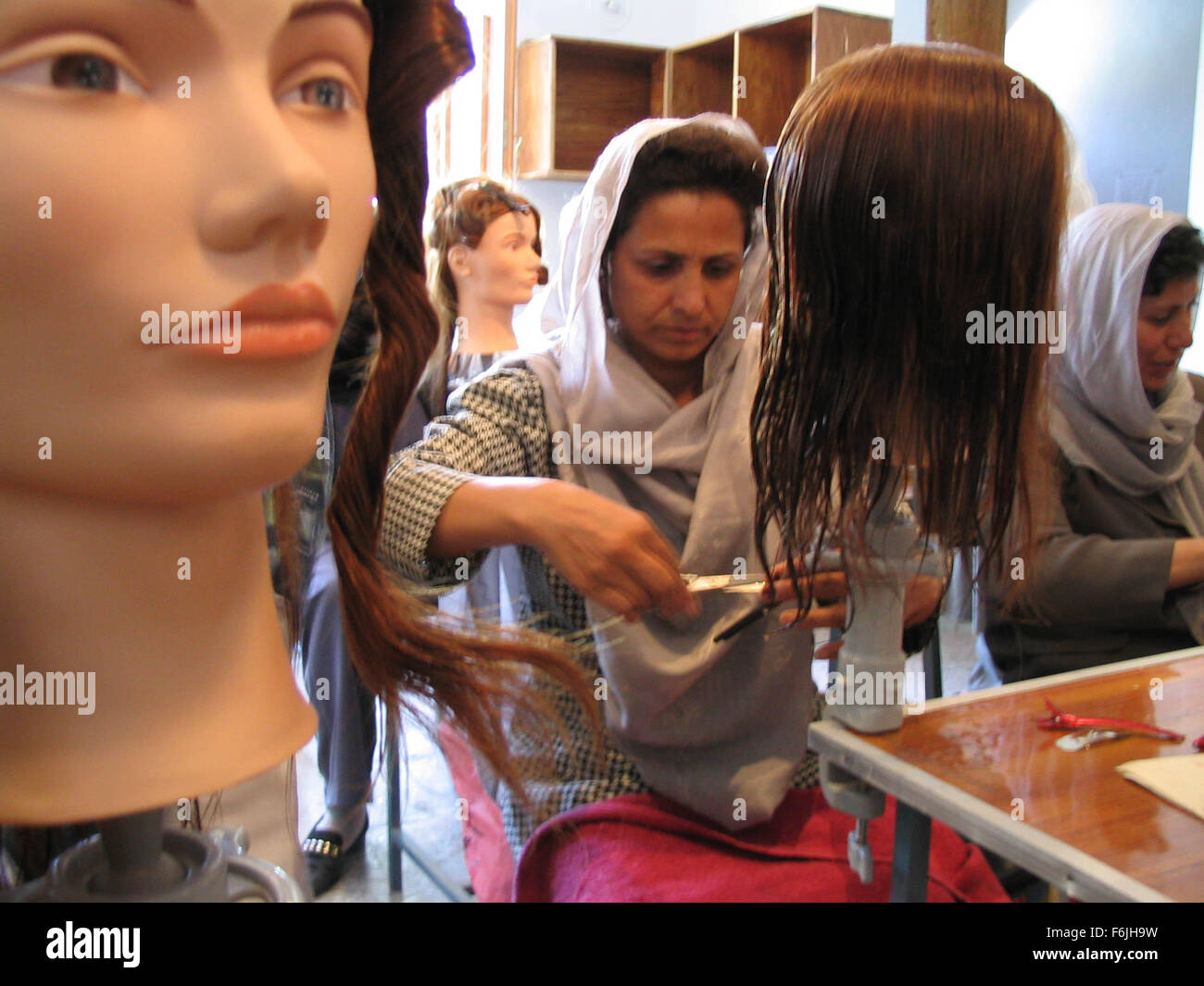 DATUM DER FREIGABE: 2004. FILMTITEL: Der Beauty Academy von Kabul. STUDIO: Laterna Magica-Medien. PLOT: Ein Dokumentarfilm nach amerikanischen Frauen (von denen einige aus Afghanistan in den frühen 1980er Jahren ausgewandert), die wieder die Hauptstadt Kabul, eine amerikanische Schule für Kosmetikerinnen zu öffnen. Einige ihrer Schüler sind Frauen, die Maintainedunderground-Beauty-Salons und die Stadt wurde unter strenger Kontrolle der Taliban. IM BILD:. Stockfoto