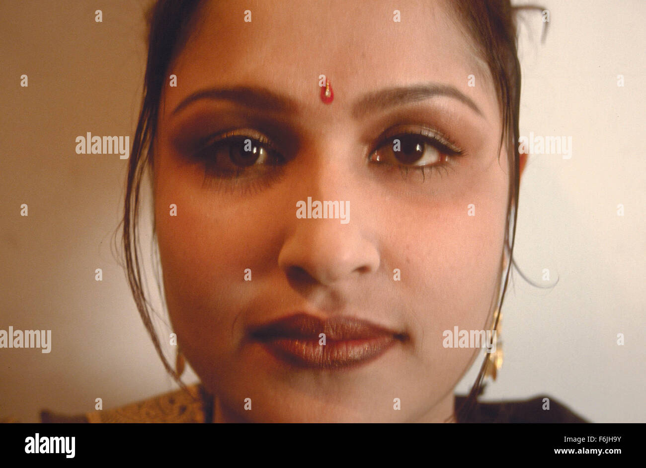 DATUM DER FREIGABE: 2004. FILMTITEL: Der Beauty Academy von Kabul. STUDIO: Laterna Magica-Medien. PLOT: Ein Dokumentarfilm nach amerikanischen Frauen (von denen einige aus Afghanistan in den frühen 1980er Jahren ausgewandert), die wieder die Hauptstadt Kabul, eine amerikanische Schule für Kosmetikerinnen zu öffnen. Einige ihrer Schüler sind Frauen, die Maintainedunderground-Beauty-Salons und die Stadt wurde unter strenger Kontrolle der Taliban. IM BILD:. Stockfoto