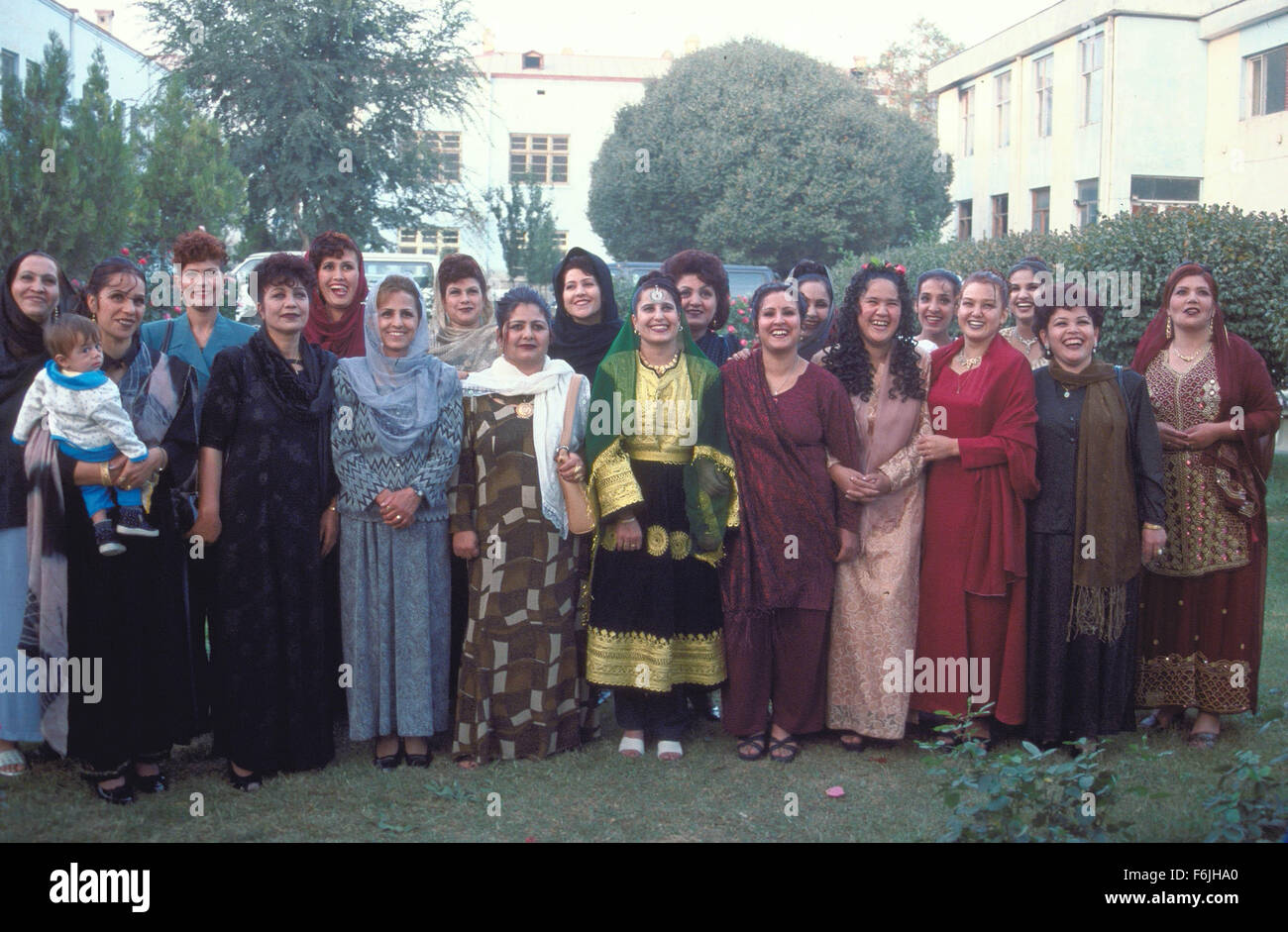 DATUM DER FREIGABE: 2004. FILMTITEL: Der Beauty Academy von Kabul. STUDIO: Laterna Magica-Medien. PLOT: Ein Dokumentarfilm nach amerikanischen Frauen (von denen einige aus Afghanistan in den frühen 1980er Jahren ausgewandert), die wieder die Hauptstadt Kabul, eine amerikanische Schule für Kosmetikerinnen zu öffnen. Einige ihrer Schüler sind Frauen, die Maintainedunderground-Beauty-Salons und die Stadt wurde unter strenger Kontrolle der Taliban. IM BILD:. Stockfoto