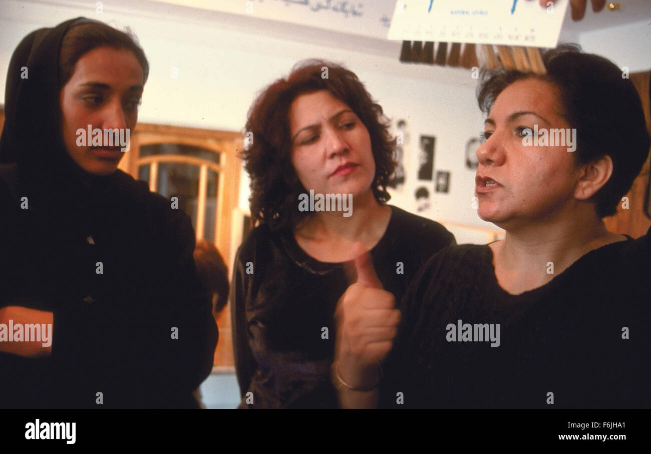 DATUM DER FREIGABE: 2004. FILMTITEL: Der Beauty Academy von Kabul. STUDIO: Laterna Magica-Medien. PLOT: Ein Dokumentarfilm nach amerikanischen Frauen (von denen einige aus Afghanistan in den frühen 1980er Jahren ausgewandert), die wieder die Hauptstadt Kabul, eine amerikanische Schule für Kosmetikerinnen zu öffnen. Einige ihrer Schüler sind Frauen, die Maintainedunderground-Beauty-Salons und die Stadt wurde unter strenger Kontrolle der Taliban. IM BILD:. Stockfoto