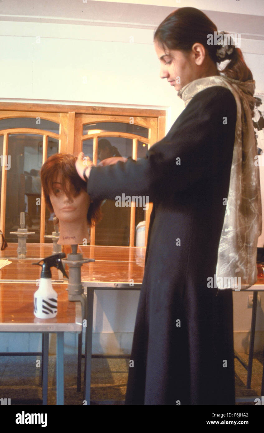 DATUM DER FREIGABE: 2004. FILMTITEL: Der Beauty Academy von Kabul. STUDIO: Laterna Magica-Medien. PLOT: Ein Dokumentarfilm nach amerikanischen Frauen (von denen einige aus Afghanistan in den frühen 1980er Jahren ausgewandert), die wieder die Hauptstadt Kabul, eine amerikanische Schule für Kosmetikerinnen zu öffnen. Einige ihrer Schüler sind Frauen, die Maintainedunderground-Beauty-Salons und die Stadt wurde unter strenger Kontrolle der Taliban. IM BILD:. Stockfoto