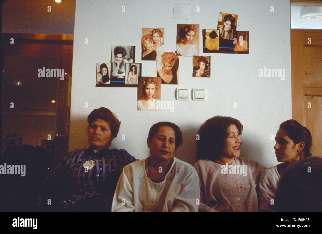 DATUM DER FREIGABE: 2004. FILMTITEL: Der Beauty Academy von Kabul. STUDIO: Laterna Magica-Medien. PLOT: Ein Dokumentarfilm nach amerikanischen Frauen (von denen einige aus Afghanistan in den frühen 1980er Jahren ausgewandert), die wieder die Hauptstadt Kabul, eine amerikanische Schule für Kosmetikerinnen zu öffnen. Einige ihrer Schüler sind Frauen, die Maintainedunderground-Beauty-Salons und die Stadt wurde unter strenger Kontrolle der Taliban. IM BILD:. Stockfoto