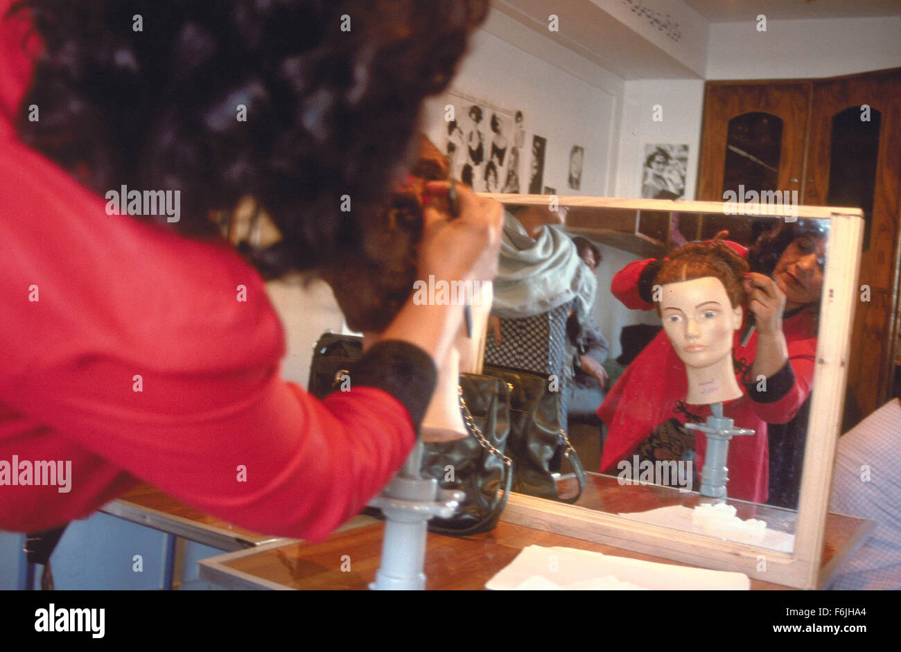 DATUM DER FREIGABE: 2004. FILMTITEL: Der Beauty Academy von Kabul. STUDIO: Laterna Magica-Medien. PLOT: Ein Dokumentarfilm nach amerikanischen Frauen (von denen einige aus Afghanistan in den frühen 1980er Jahren ausgewandert), die wieder die Hauptstadt Kabul, eine amerikanische Schule für Kosmetikerinnen zu öffnen. Einige ihrer Schüler sind Frauen, die Maintainedunderground-Beauty-Salons und die Stadt wurde unter strenger Kontrolle der Taliban. IM BILD:. Stockfoto