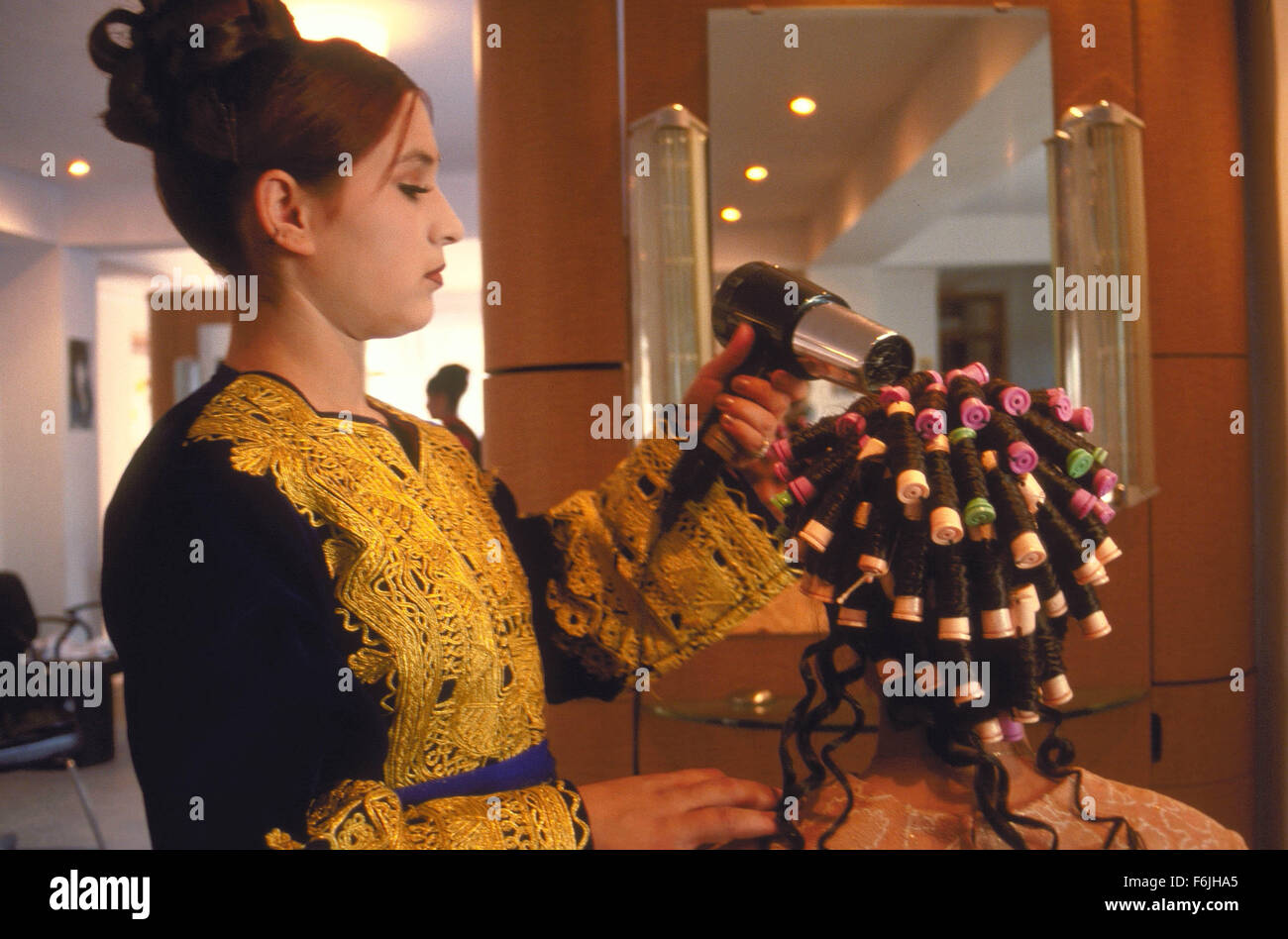 DATUM DER FREIGABE: 2004. FILMTITEL: Der Beauty Academy von Kabul. STUDIO: Laterna Magica-Medien. PLOT: Ein Dokumentarfilm nach amerikanischen Frauen (von denen einige aus Afghanistan in den frühen 1980er Jahren ausgewandert), die wieder die Hauptstadt Kabul, eine amerikanische Schule für Kosmetikerinnen zu öffnen. Einige ihrer Schüler sind Frauen, die Maintainedunderground-Beauty-Salons und die Stadt wurde unter strenger Kontrolle der Taliban. IM BILD:. Stockfoto