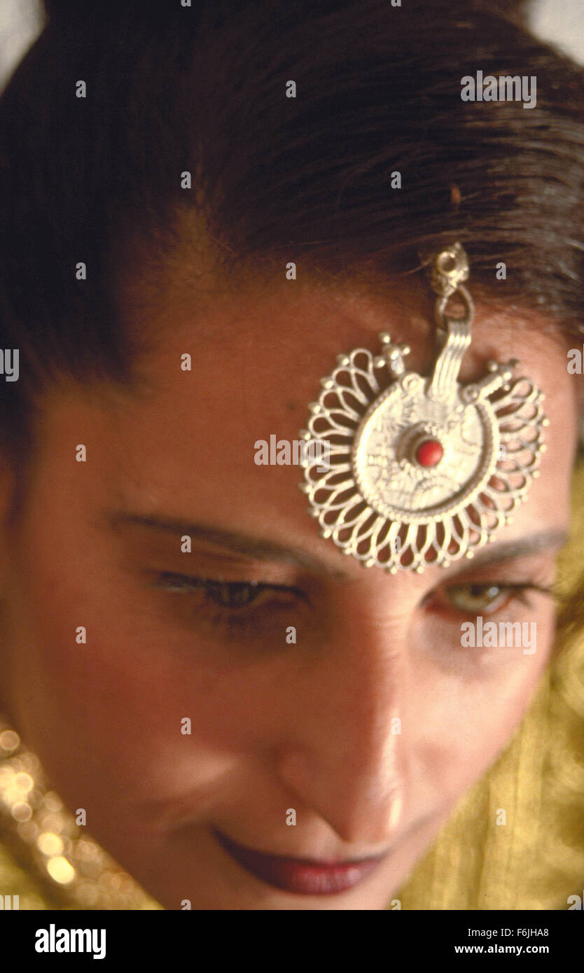 DATUM DER FREIGABE: 2004. FILMTITEL: Der Beauty Academy von Kabul. STUDIO: Laterna Magica-Medien. PLOT: Ein Dokumentarfilm nach amerikanischen Frauen (von denen einige aus Afghanistan in den frühen 1980er Jahren ausgewandert), die wieder die Hauptstadt Kabul, eine amerikanische Schule für Kosmetikerinnen zu öffnen. Einige ihrer Schüler sind Frauen, die Maintainedunderground-Beauty-Salons und die Stadt wurde unter strenger Kontrolle der Taliban. IM BILD:. Stockfoto