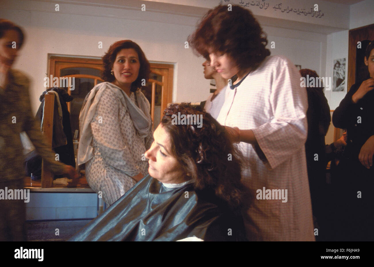 DATUM DER FREIGABE: 2004. FILMTITEL: Der Beauty Academy von Kabul. STUDIO: Laterna Magica-Medien. PLOT: Ein Dokumentarfilm nach amerikanischen Frauen (von denen einige aus Afghanistan in den frühen 1980er Jahren ausgewandert), die wieder die Hauptstadt Kabul, eine amerikanische Schule für Kosmetikerinnen zu öffnen. Einige ihrer Schüler sind Frauen, die Maintainedunderground-Beauty-Salons und die Stadt wurde unter strenger Kontrolle der Taliban. IM BILD:. Stockfoto