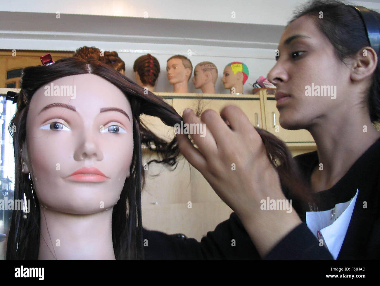 DATUM DER FREIGABE: 2004. FILMTITEL: Der Beauty Academy von Kabul. STUDIO: Laterna Magica-Medien. PLOT: Ein Dokumentarfilm nach amerikanischen Frauen (von denen einige aus Afghanistan in den frühen 1980er Jahren ausgewandert), die wieder die Hauptstadt Kabul, eine amerikanische Schule für Kosmetikerinnen zu öffnen. Einige ihrer Schüler sind Frauen, die Maintainedunderground-Beauty-Salons und die Stadt wurde unter strenger Kontrolle der Taliban. IM BILD:. Stockfoto