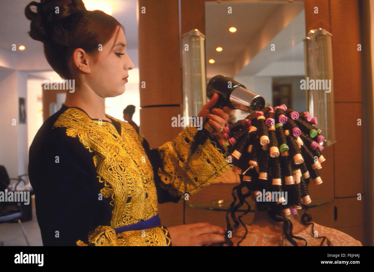 DATUM DER FREIGABE: 2004. FILMTITEL: Der Beauty Academy von Kabul. STUDIO: Laterna Magica-Medien. PLOT: Ein Dokumentarfilm nach amerikanischen Frauen (von denen einige aus Afghanistan in den frühen 1980er Jahren ausgewandert), die wieder die Hauptstadt Kabul, eine amerikanische Schule für Kosmetikerinnen zu öffnen. Einige ihrer Schüler sind Frauen, die Maintainedunderground-Beauty-Salons und die Stadt wurde unter strenger Kontrolle der Taliban. IM BILD:. Stockfoto