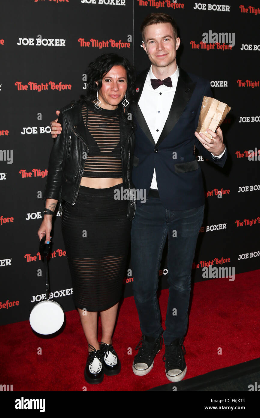 New York, USA. 16. November 2015. Die New York Red Carpet-Screening von Columbia Pictures "die Nacht vor" im Landmark Sunshine Theater teilnehmen Musiker Kim Schifino (R) und Matt Johnson. Bildnachweis: Debby Wong/Alamy Live-Nachrichten Stockfoto New York, USA. 16. November 2015. Die New York Red Carpet-Screening von Columbia Pictures "die Nacht vor" im Landmark Sunshine Theater teilnehmen Musiker Kim Schifino (R) und Matt Johnson. Bildnachweis: Debby Wong/Alamy Live-Nachrichten Stockfoto