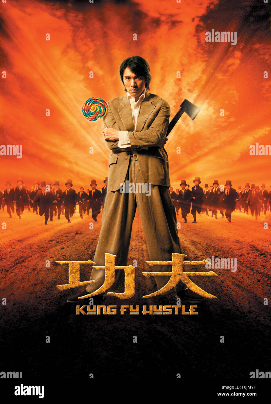 Veröffentlichungsdatum: Sep 14, 2004. FILMTITEL: Kung Fu Hustle. STUDIO: Columbia Pictures. PLOT: Set in Kanton, China in den 1940er Jahren, die Geschichte dreht sich um eine glücklose Möchtegern-Gangster, der strebt an, ein Mitglied der berüchtigten Axt-Gang werden. Andere Zeichen sind ein widerlich Wirtin und ihr offensichtlich gebrechlicher Mann, die außergewöhnliche Kräfte verteidigen ihr Revier ausstellen. Im Bild: STEPHEN CHOW, wie singen, Filmplakat. Stockfoto