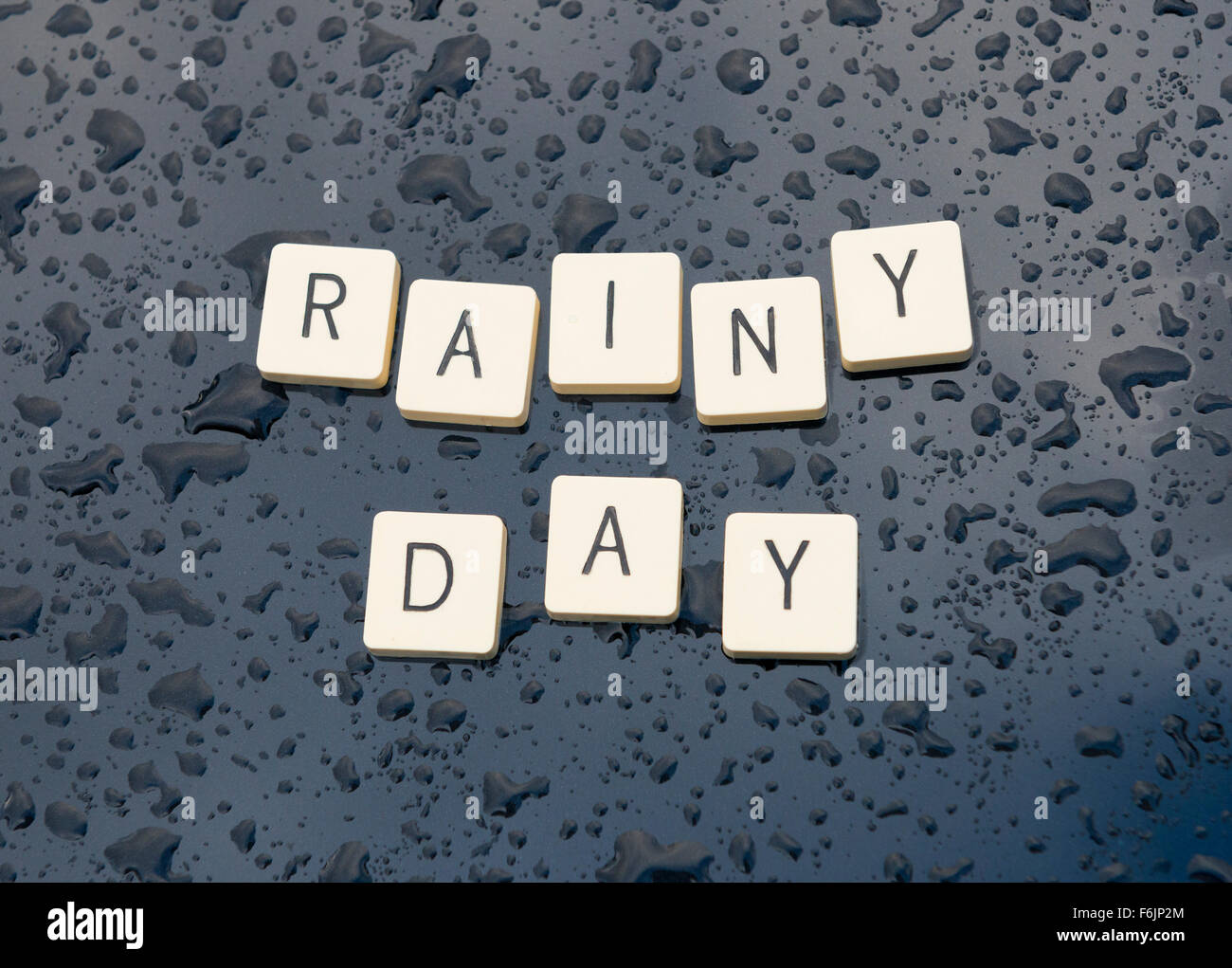 "Rainy Day" dargelegt auf einen Regen durchnässt Motorhaube. Stockfoto
