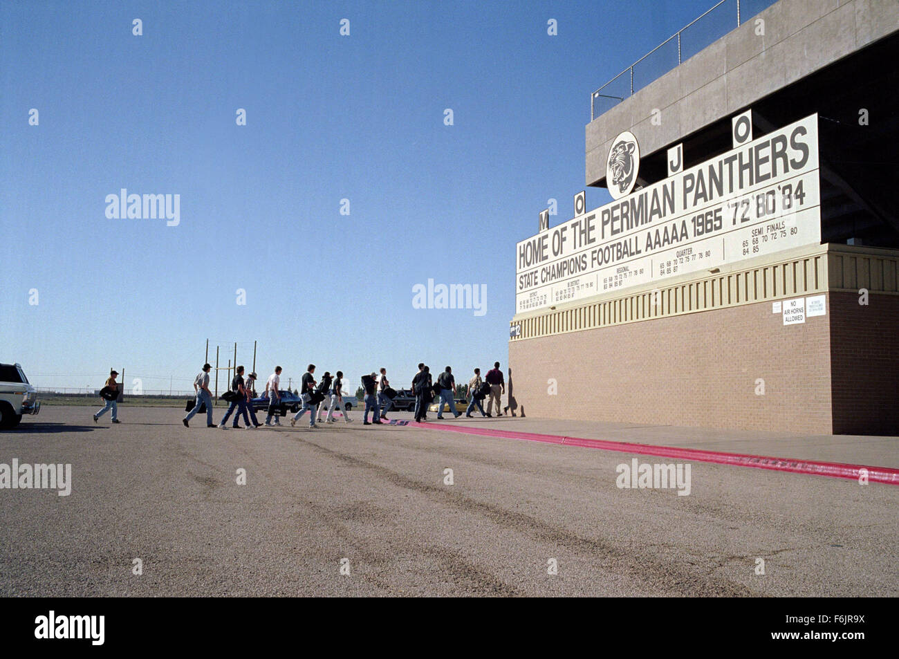 Erscheinungsdatum: 8. Oktober 2004. FILMTITEL: Friday Night Lights. STUDIO: Universal Pictures. PLOT: Basierend auf H.G. Bissingers Buch, das der wirtschaftlich angeschlagenen Stadt Odessa, Texas und ihre heroischen High School Fußballmannschaft, The Permian hohe Panthers profiliert. IM BILD:. Stockfoto