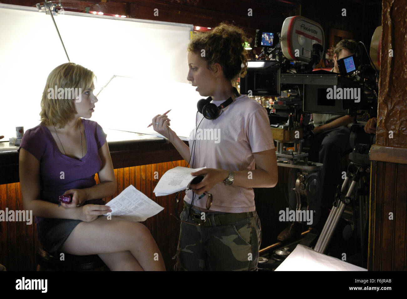 8. Oktober 2004; New Orleans, LA, USA; Schauspielerin SCARLETT JOHANSSON am Set von "A Love Song for Bobby Long" mit Regisseurin SHAINEE GABEL. Release-Datum für den 8. Oktober in Italien gesetzt. Stockfoto