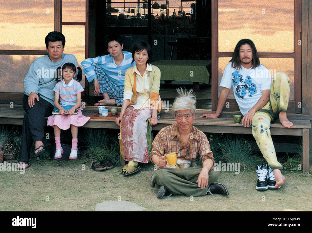 Datum der Freigabe: 12. Oktober 2004. FILMTITEL: Der Geschmack des Tees. STUDIO: Grasshoppa. PLOT: Ein Zauber von Zeit im Leben einer Familie im ländlichen Präfektur Tochigi, nördlich von Tokio. Obwohl ihr Ehemann arbeitet in einem Büro ist, ist Yoshiko keine ganz normale Hausfrau, stattdessen an einem Animationsfilm-Projekt zu Hause arbeiten. Onkel Ayano hat vor kurzem angekommen, suchen, um seinen Kopf zusammen nach lebte mehrere Jahre in Tokio. Unterdessen ist Yoshiko Tochter Sachiko hauptsächlich mit warum sie scheint überall eine riesige Version ihrer selbst folgten rund um. Im Bild: Die Familie: TOMOKAZU Stockfoto